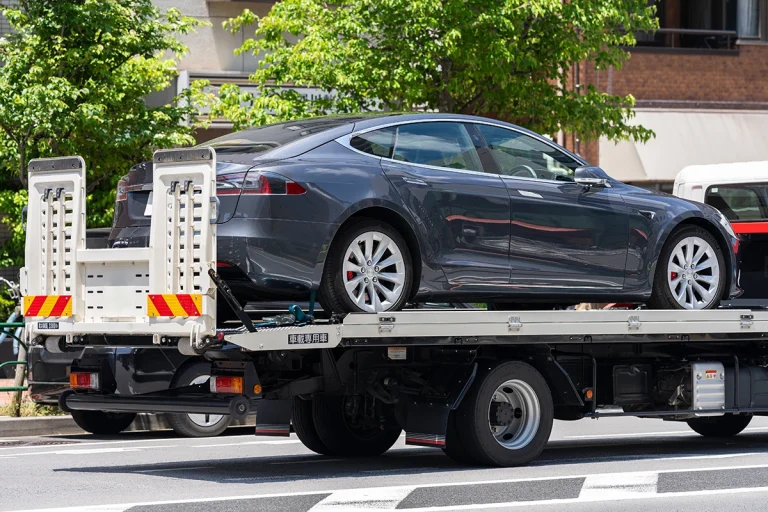 レッカーされる車
